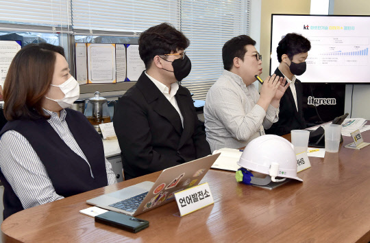 서울 강남구 잇그린 사옥에서 KT ESG경영추진실 관계자와 따뜻한기술더하기챌린지 참여 소셜벤처기업 대표들이 성과와 계획을 설명하고 있다. KT 제공